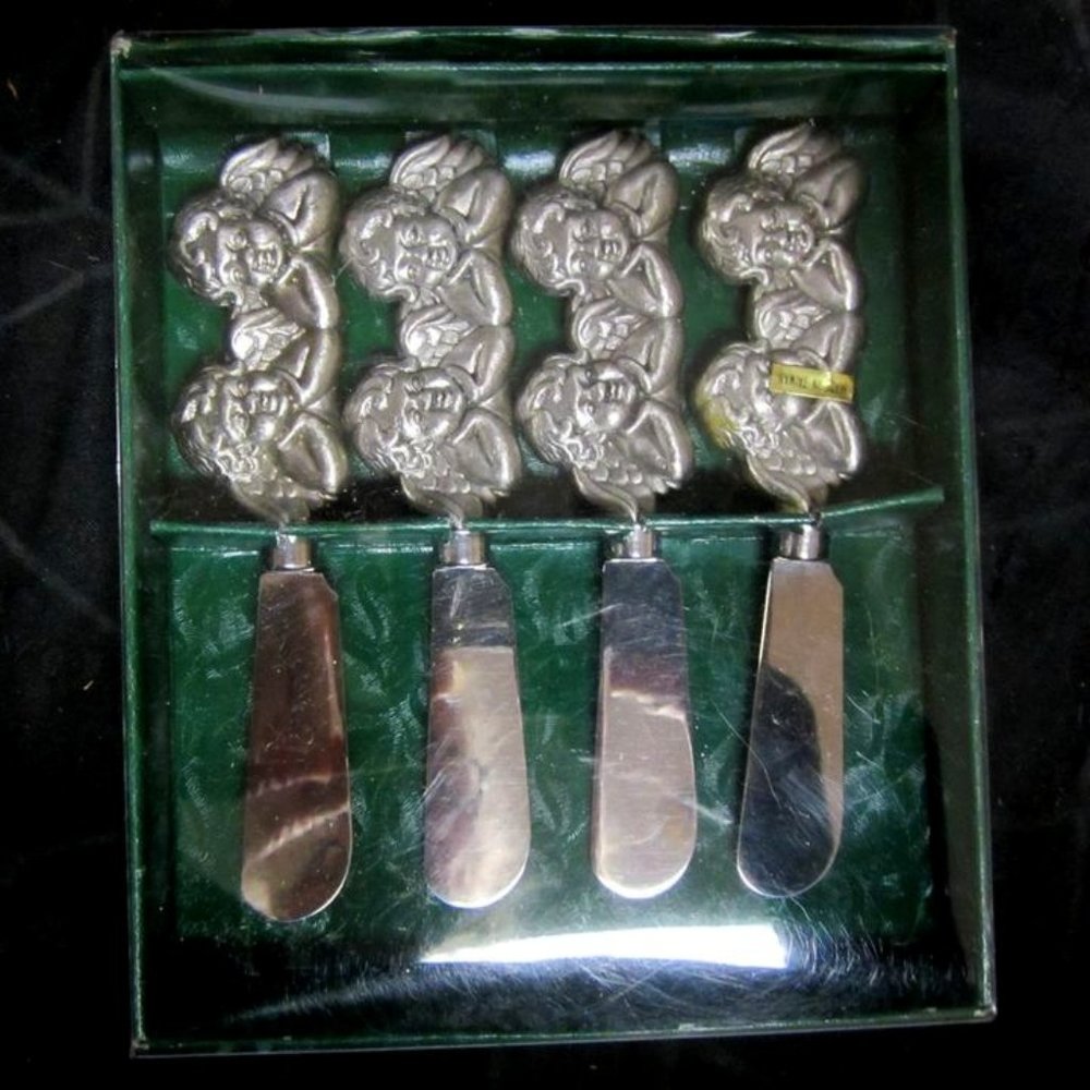 SET OF 4 IN BOX SPREADERS W/CHERUB ANGEL HANDLES, ORIGINAL BOX , PEWTERLIKE META